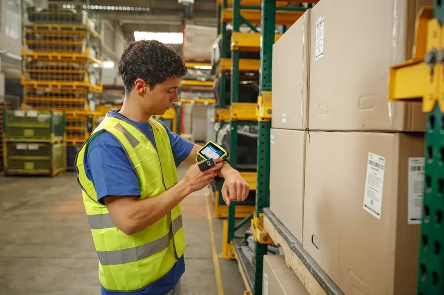 Angajat de depozit cu terminal portabil Zebra WT6400 la inventar